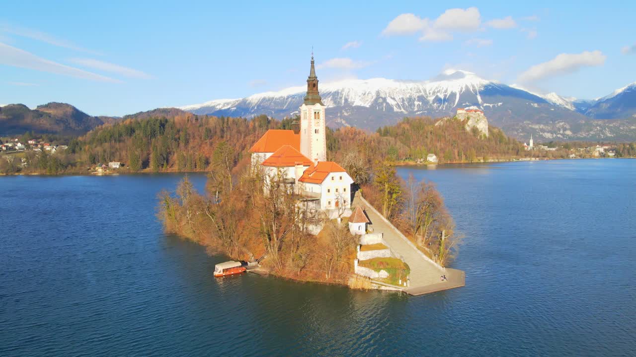 Splendido video aereo con drone in 4K cattura il Lago di Bled, Slovenia, all'alba
