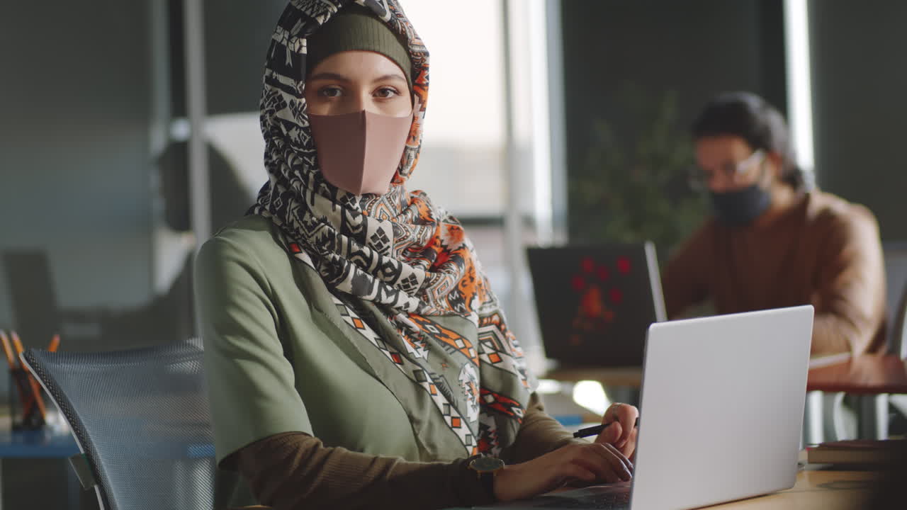 仕事中のヒジャブとマスクを着た女性ビジネスマンの肖像画