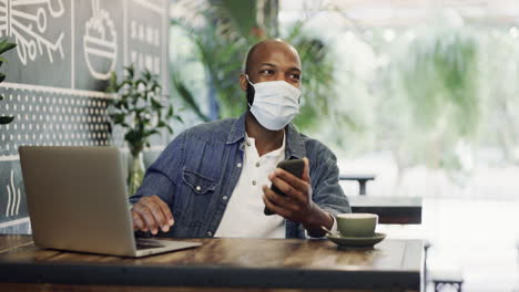 un joven enmascarado sirviendo café a un cliente