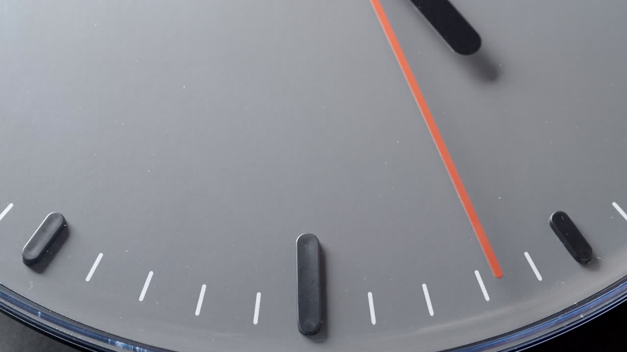 cara del reloj en el lapso de tiempo de 5 a 7 horas en la pared gris oscuro