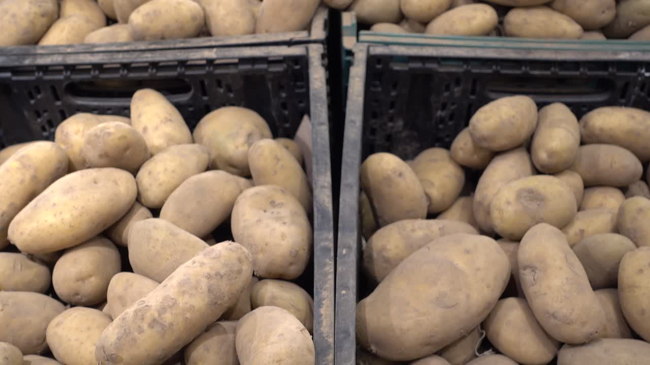 Patata in un supermercato. Ripresa di cibo
