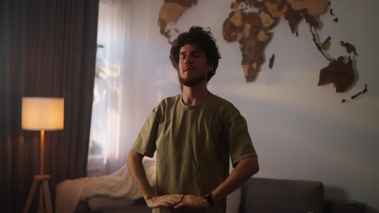 hombre estirándose en la sala de estar