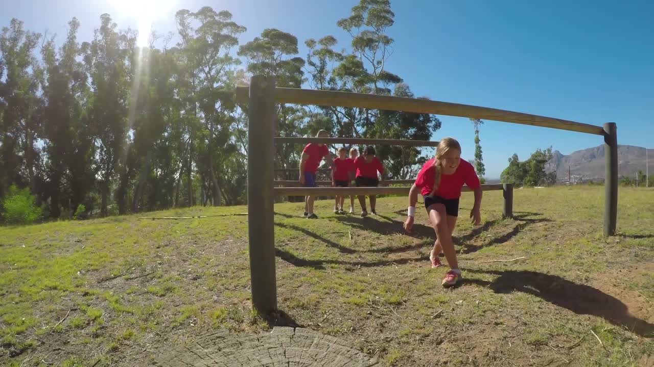 grupo de niños entrenando en el sendero de fitness 4k
