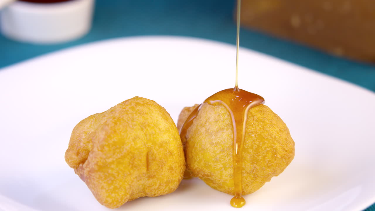 꿀을 넣은 크리스마스 부뉴엘로스