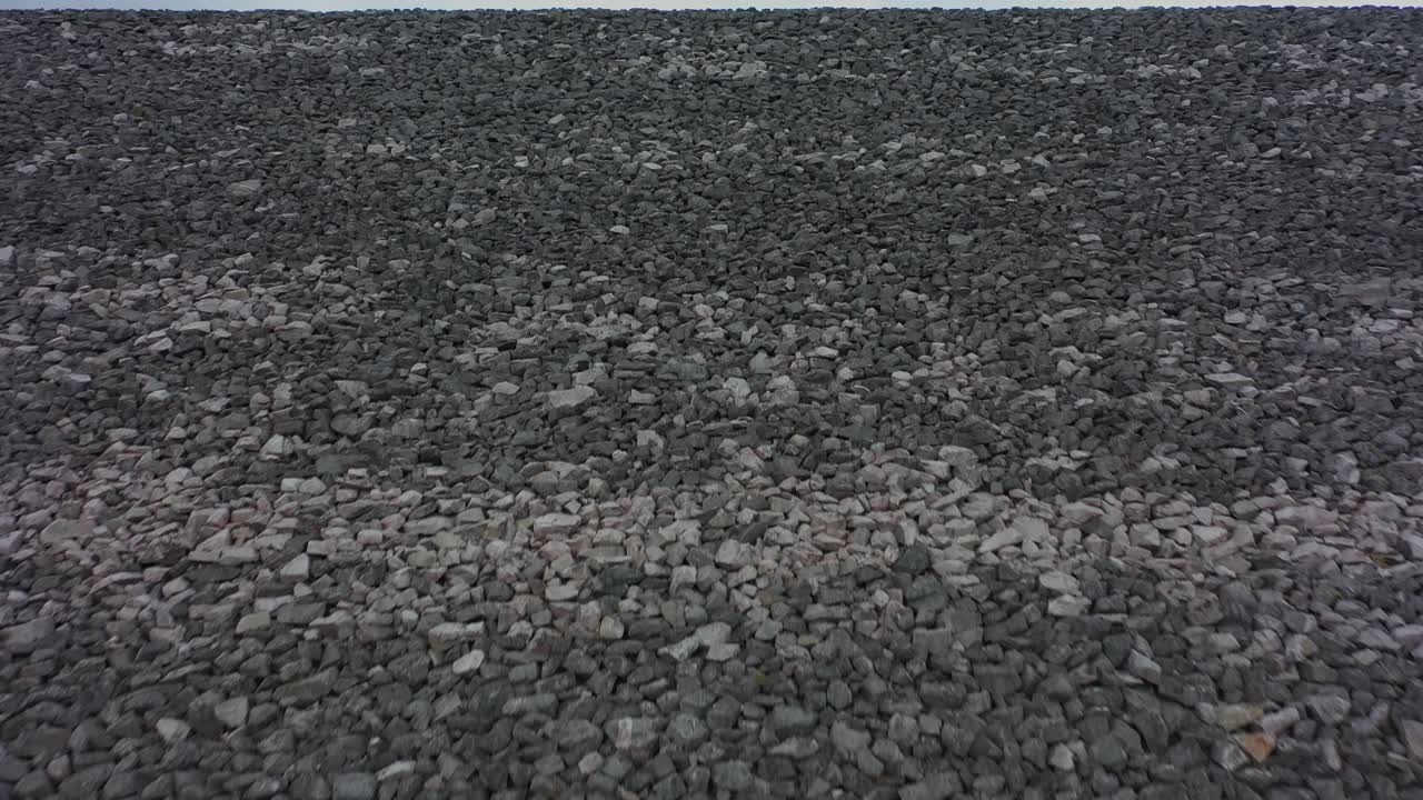 인상적인 거대한 돌벽 접근 - 시센 댐 내부의 오름차순 및 노출 저수지 - 하르당에르비다 국립공원 공중 - 댐 아래에서 위로 - 노르웨이