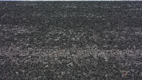 s'approchant d'un énorme mur de pierre impressionnant - montant et révélant le réservoir d'eau à l'intérieur du barrage de sysen - antenne du parc national de hardangervidda - de bas en haut du barrage - norvège