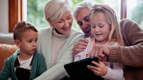 feliz, tableta y niños con los abuelos