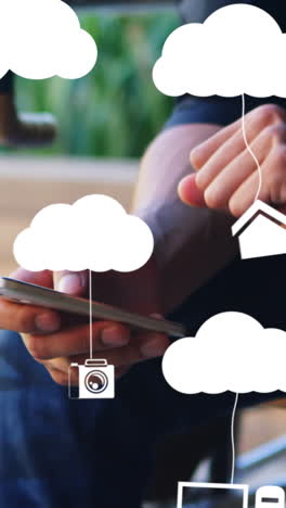 animación de nubes con dispositivos electrónicos sobre el hombre caucásico usando un teléfono inteligente