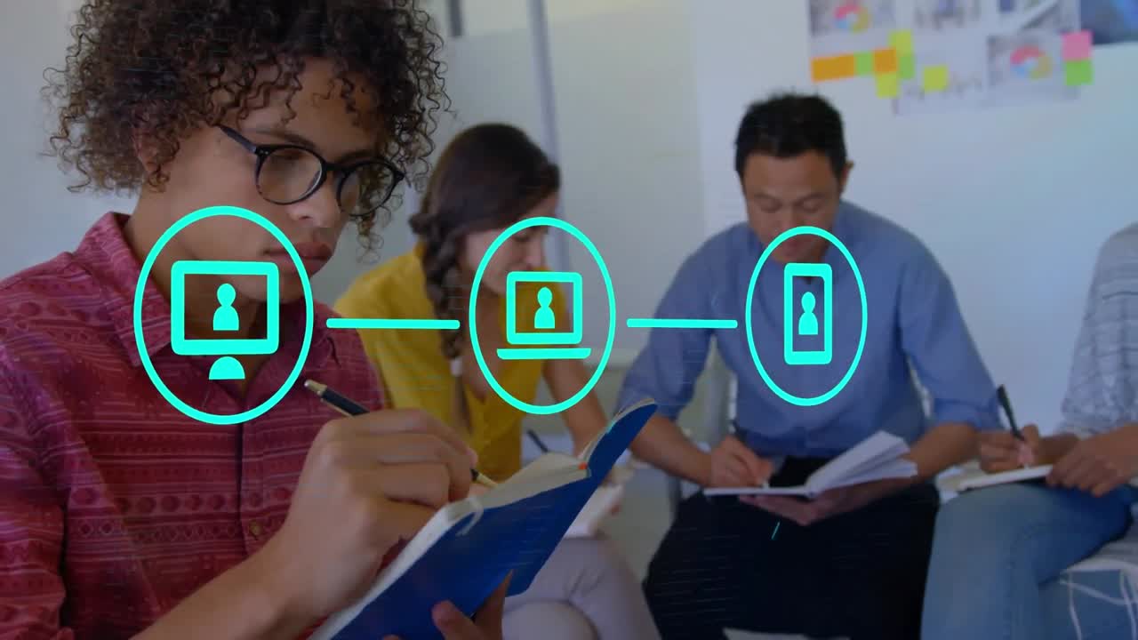 animación de tres iconos de medios azules conectados sobre el personal tomando notas en una reunión de oficina casual