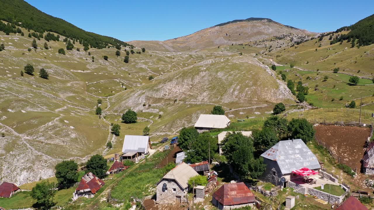 sobrevuela un pueblo pintoresco en las montañas, un hermoso paisaje rural