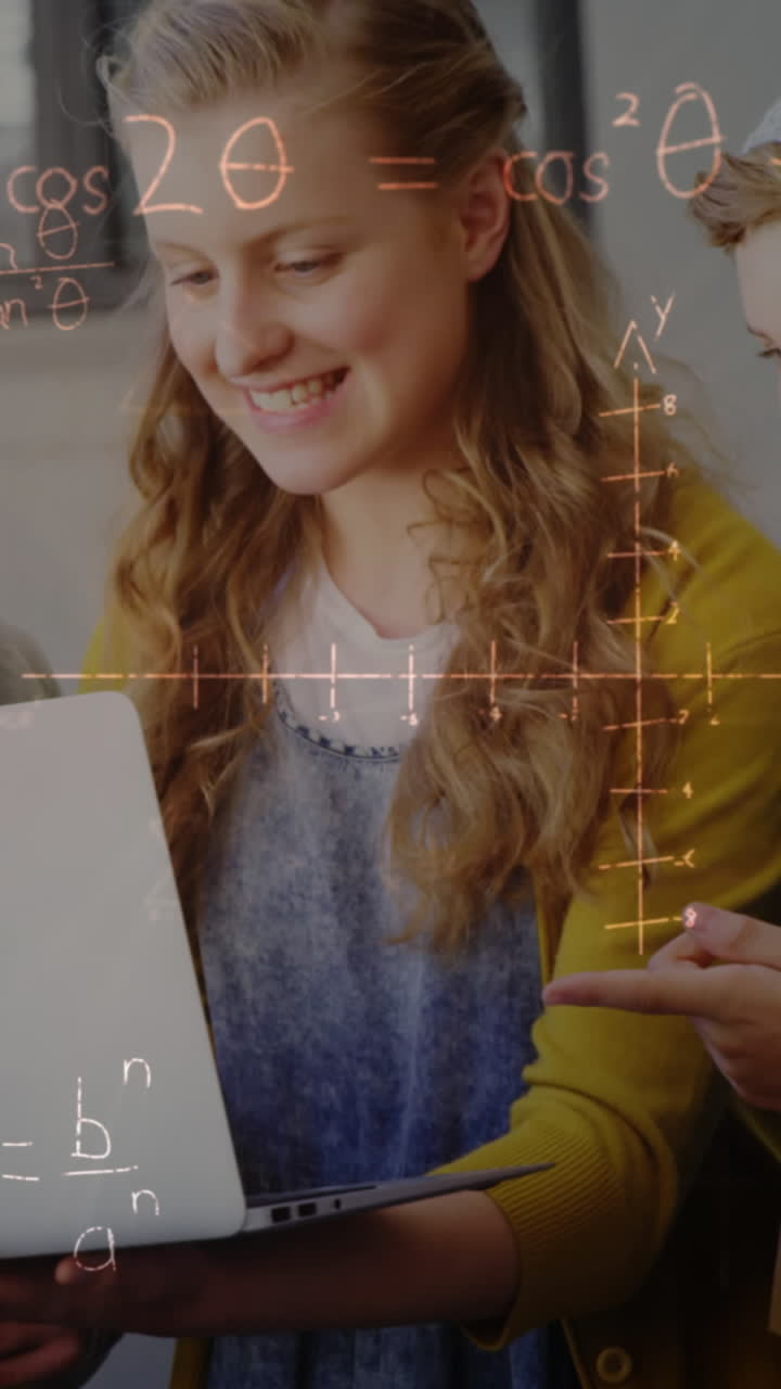 animación de ecuaciones matemáticas sobre niños de escuela usando computadora portátil en el aula