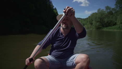 Vorderansicht-Des-Paddelnden-Kanufahrers,-Der-Den-Fluss-Und-Die-Natur-Genießt,-Eröffnungsaufnahme-Mit-Kajakfahrern-Im-Hintergrund