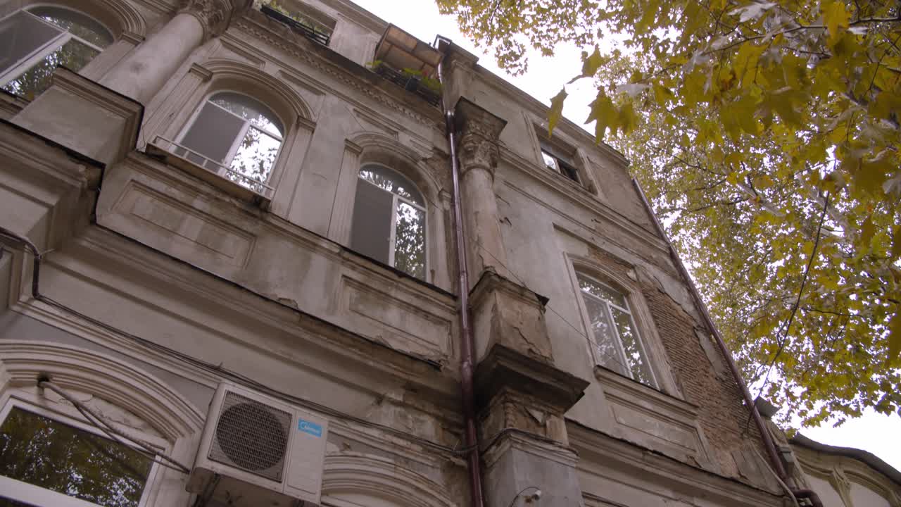 세기에 지어진 오래된 주택이 있는 트빌리시 조지아 드즈벨리 지역