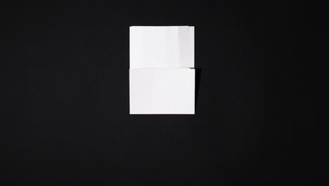 una hoja de papel se pliega en rectángulos y desaparece