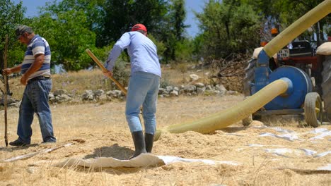 Pulverizador-De-Heno-Joven-Agricultor