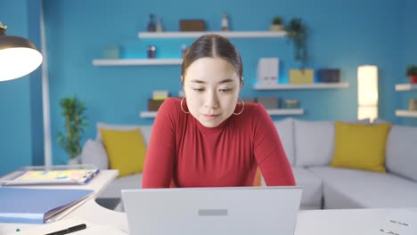 집에서 일하는 젊은 아시아 여성은 무엇을 해야 할지 고민하고 있습니다.