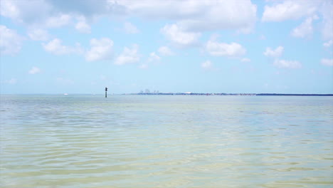 Calmante-Y-Relajante-Vista-De-San-Petersburgo-En-La-Bahía,-En-Una-Bonita-Escena-Tropical-Y-Veraniega-En-Florida