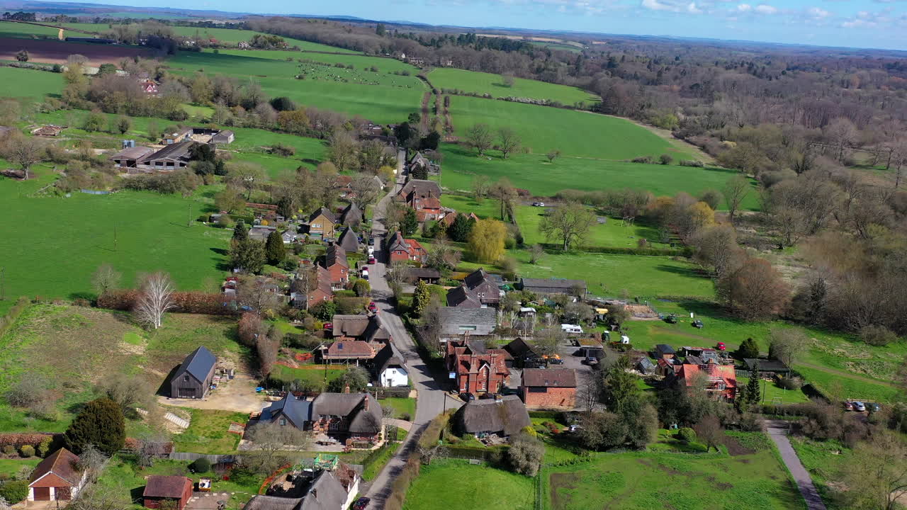 Panoramica aerea sul villaggio di Longstock, giornata di sole, Regno Unito, 4K