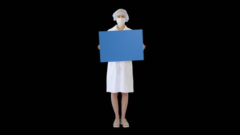 una joven médica con una máscara sosteniendo un cartel vacío,