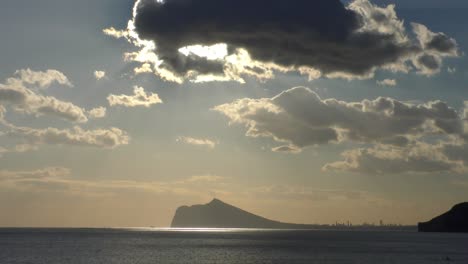 칼페 스페인(calpe spain) 인상적인 구름과 늦은 저녁 겨울 햇살과 베니돔(benidorm)의 스카이라인