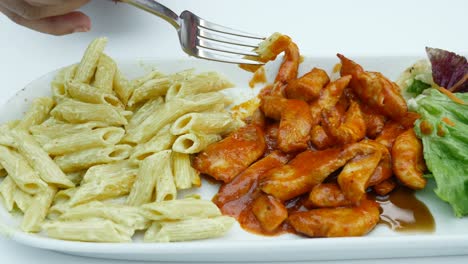 pasta de pollo cocida en un tazón ,