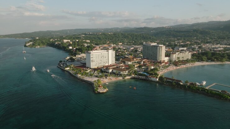 Panoramica aerea di un resort di lusso sulla costa di Ocho Rios in Giamaica