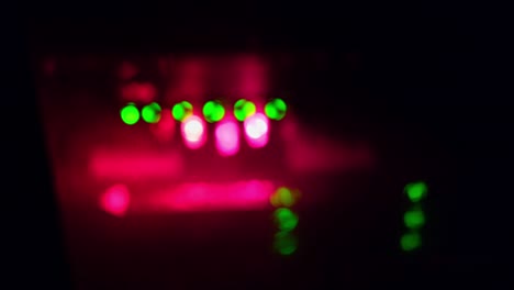 fondo borroso de las luces led de los equipos de telecomunicaciones de servidor, primer plano abstracto