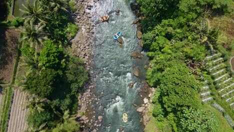 Vista-Aérea-De-Rafting-En-Rápidos