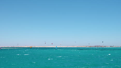 Laguna-Llena-De-Windsurfistas-Cerca-De-Dahab,-Egipto