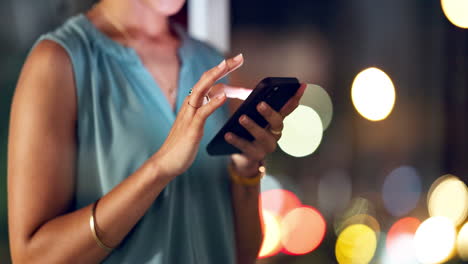 noche, teléfono y manos de mujer escribiendo mensaje