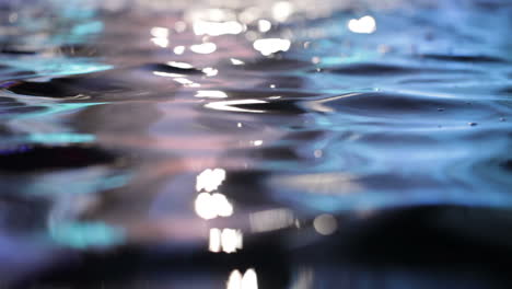 superficie de agua de colores