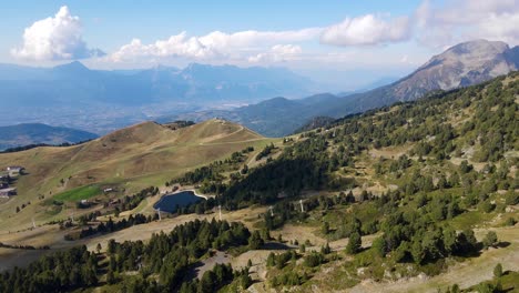 Navegando-Por-Las-Montañas-En-Ardèche-Con-Un-Dron