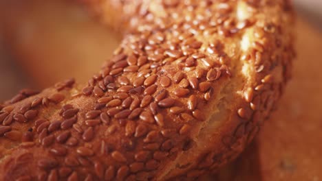 cerca de un bagel turco con semillas de sésamo