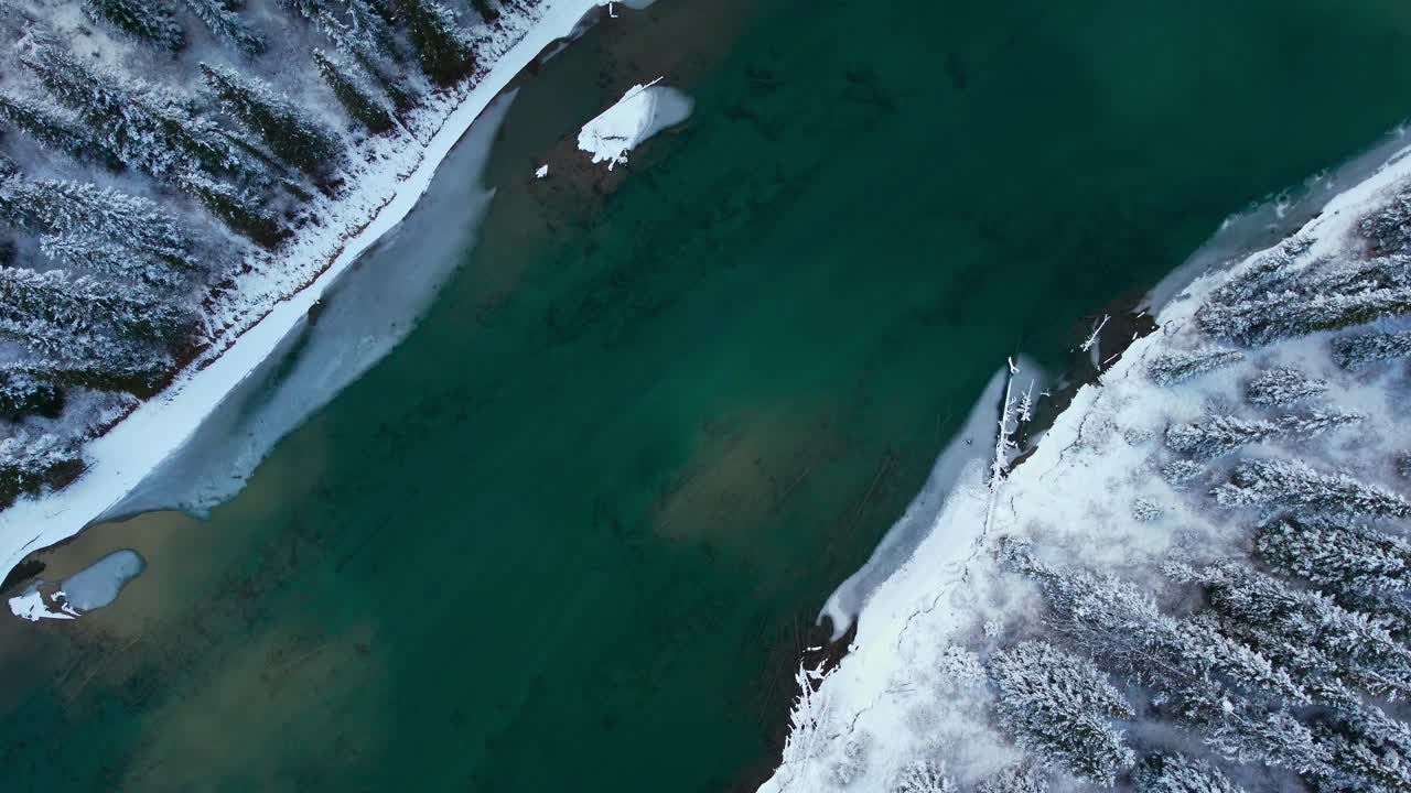 río y bosque en la nieve desde arriba