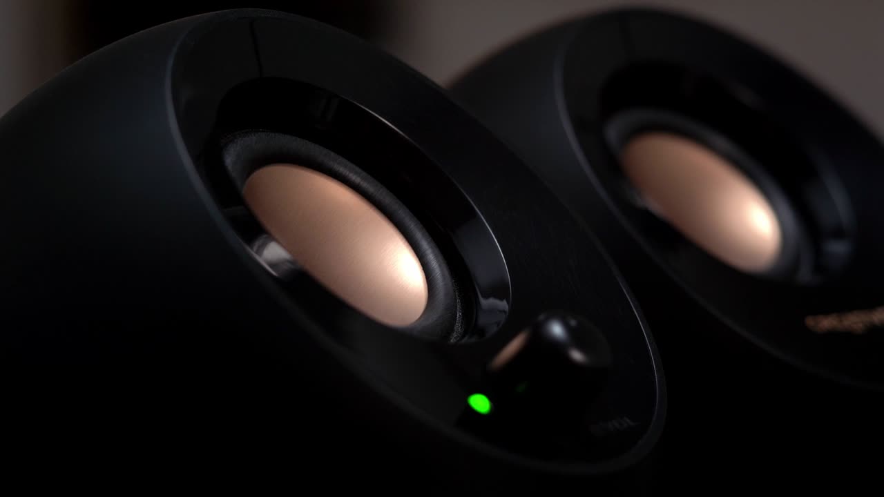 altavoces de sonido negro. acercamiento de vibración altavoce de música de sonido fuerte