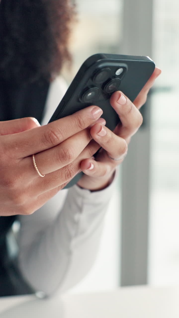 Primer plano de unas manos usando y desplazándose por un smartphone moderno