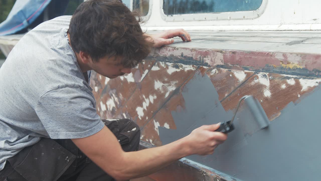 이중 대각선 마호가니 보드 위에 굴러가는 회색 프라이머 페인트