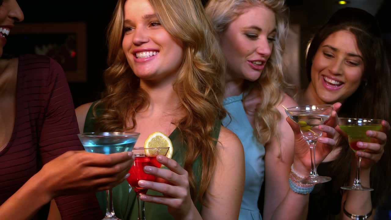 grupo de amigos tomando un cóctel