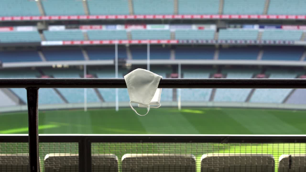 호주 전역에서 스포츠를 중단시킨 코로나 바이러스 발생 중 호주 경기장의 의료용 마스크