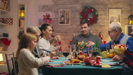 hija pequeña en la mesa con la familia