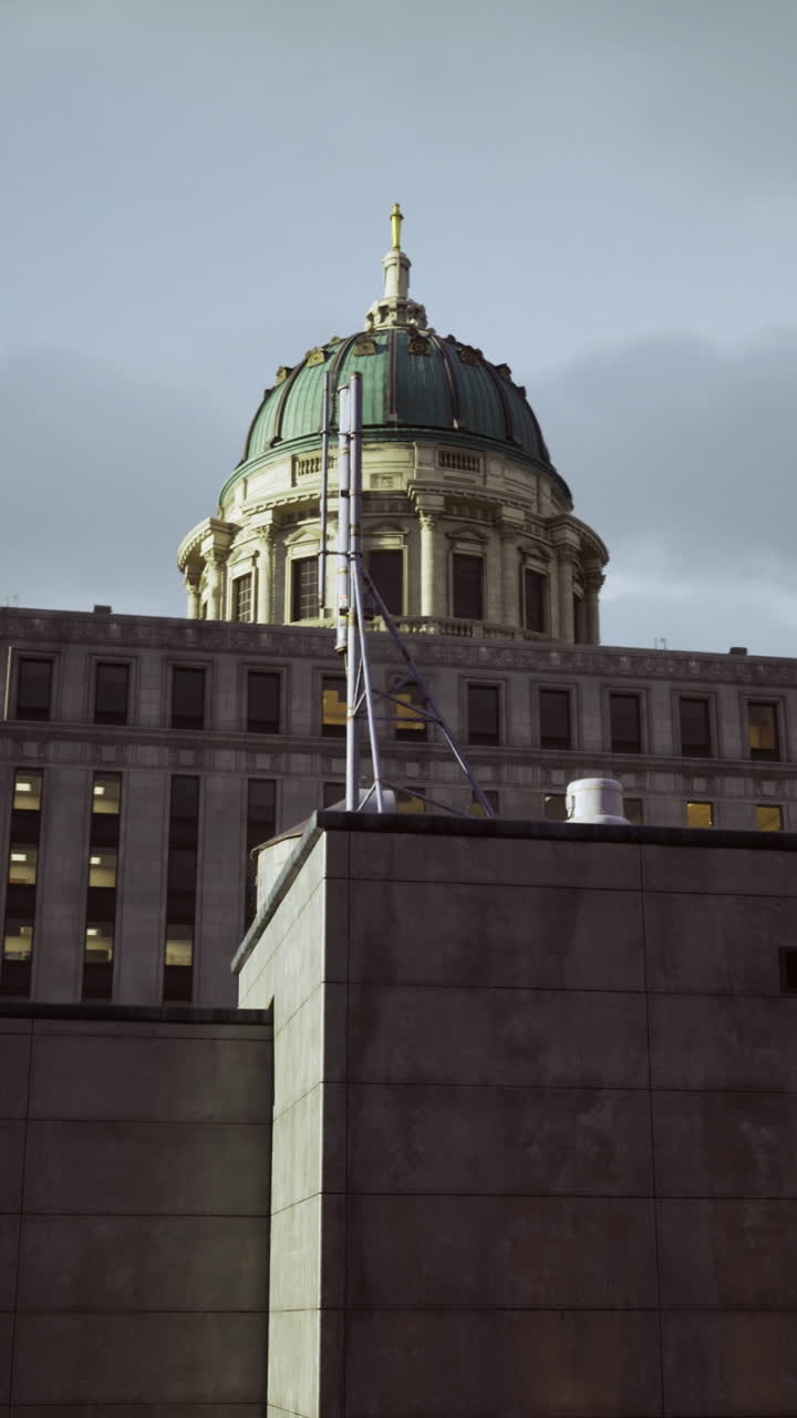 Edificio histórico con cúpula que resplandece bajo un cielo nublado en un paisaje urbano