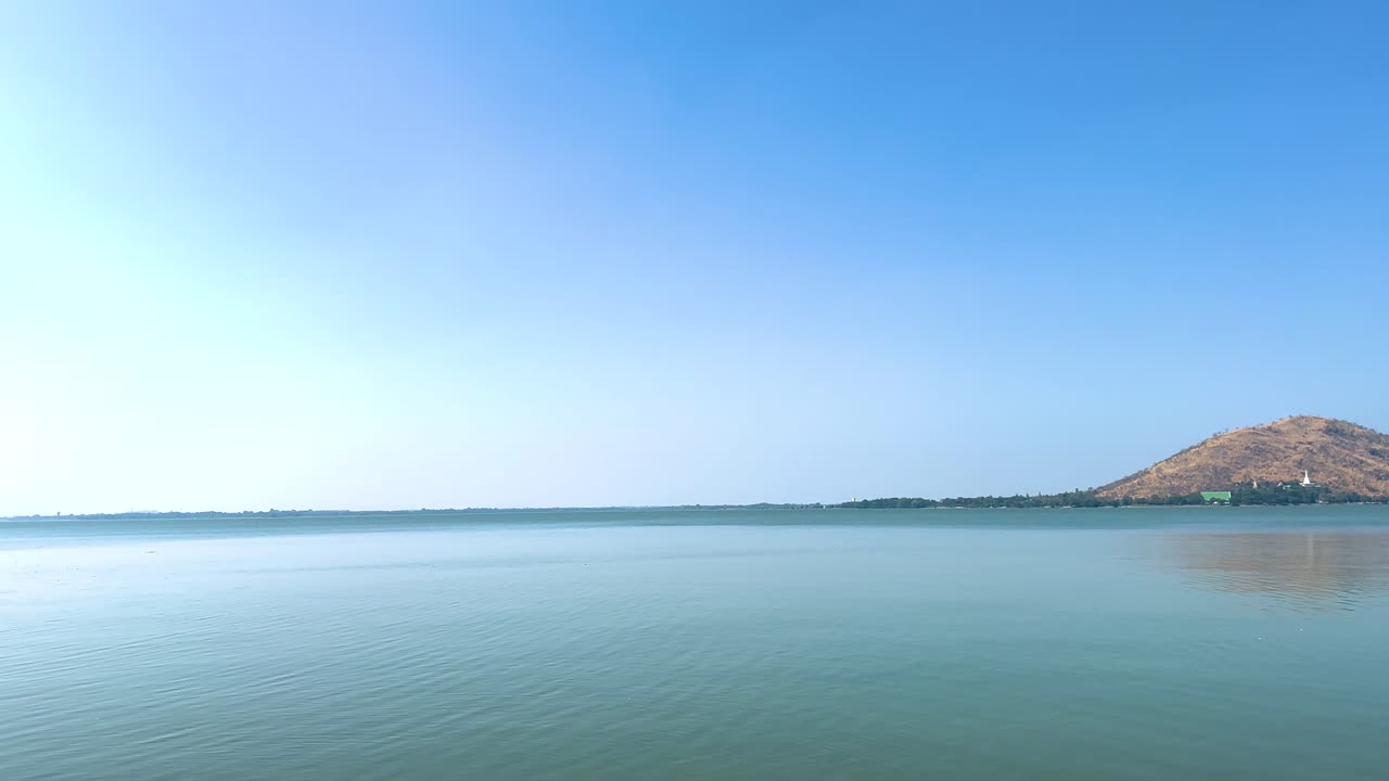 멀리 산과 나무가 있는 조용한 강
