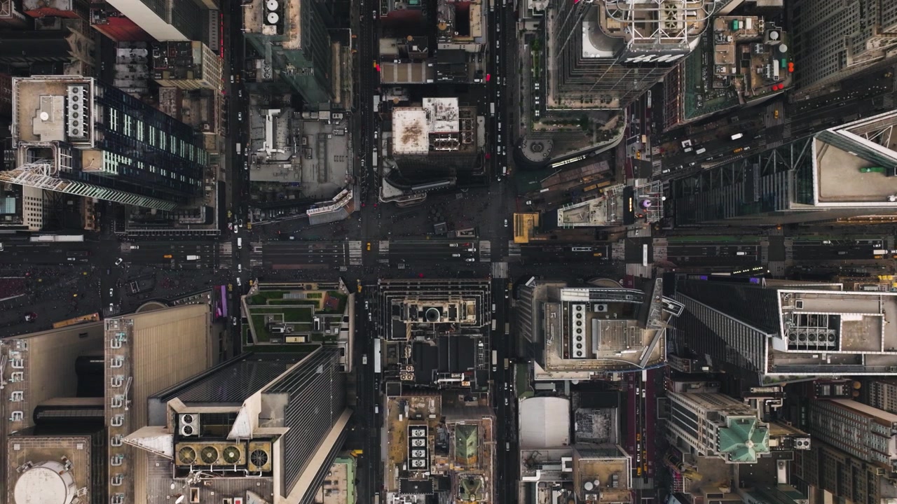 Fugleperspektiv droneoptagelse over skyskrabere og trafik på Times Square, New York.