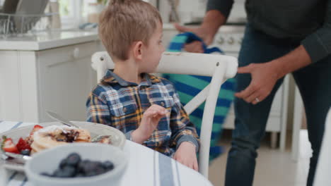 Vater-Bereitet-Sohn-Für-Die-Schule-Vor-Vater-Hilft-Kleinem-Jungen-Beim-Anziehen-Des-Rucksacks-4k