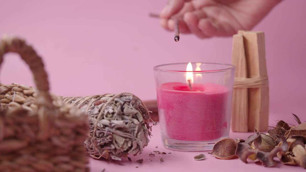Mum ve adaçayı ile yapılan spiritüel ritüel