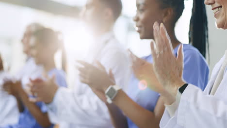 feliz, presentación o los médicos aplaudiendo