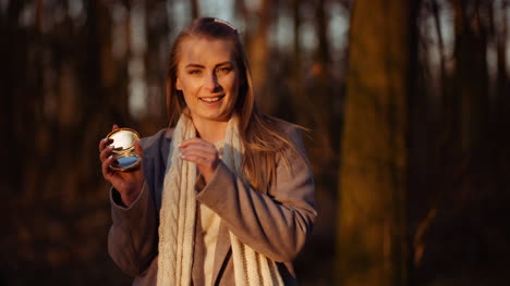 Woman-Reflects-Light-With-A-Small-Mirror