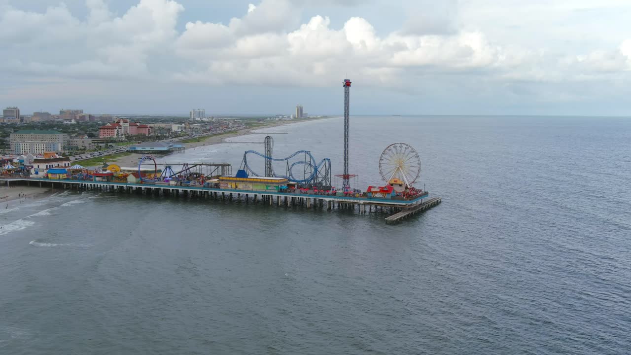 vista aérea del muelle frente a la zona costera de la isla de galveston, texas