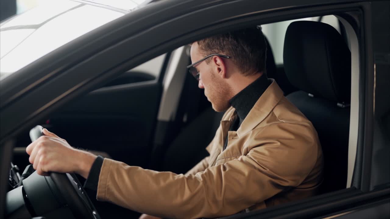 행복한 청년은 스마트폰으로 받은 메시지에 기뻐한다