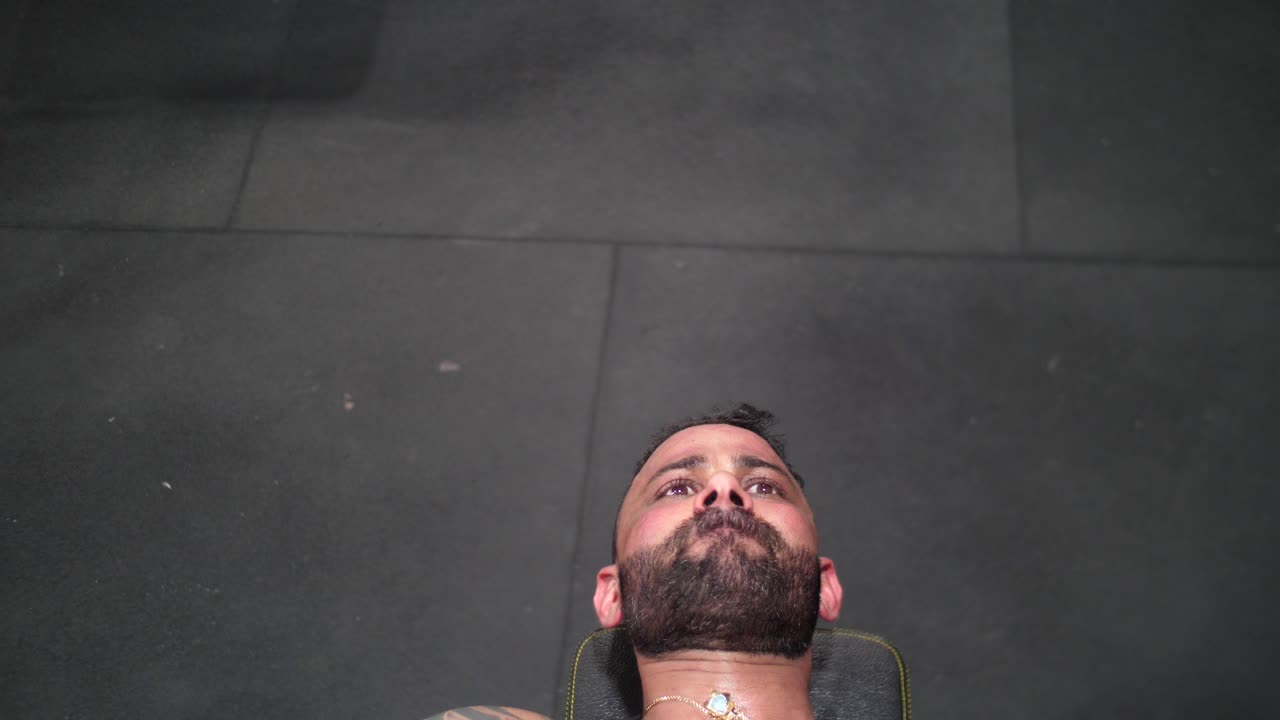 en el gimnasio, un musculoso culturista masculino levanta pesas con determinación y precisión, levantando 2 dongles pesados